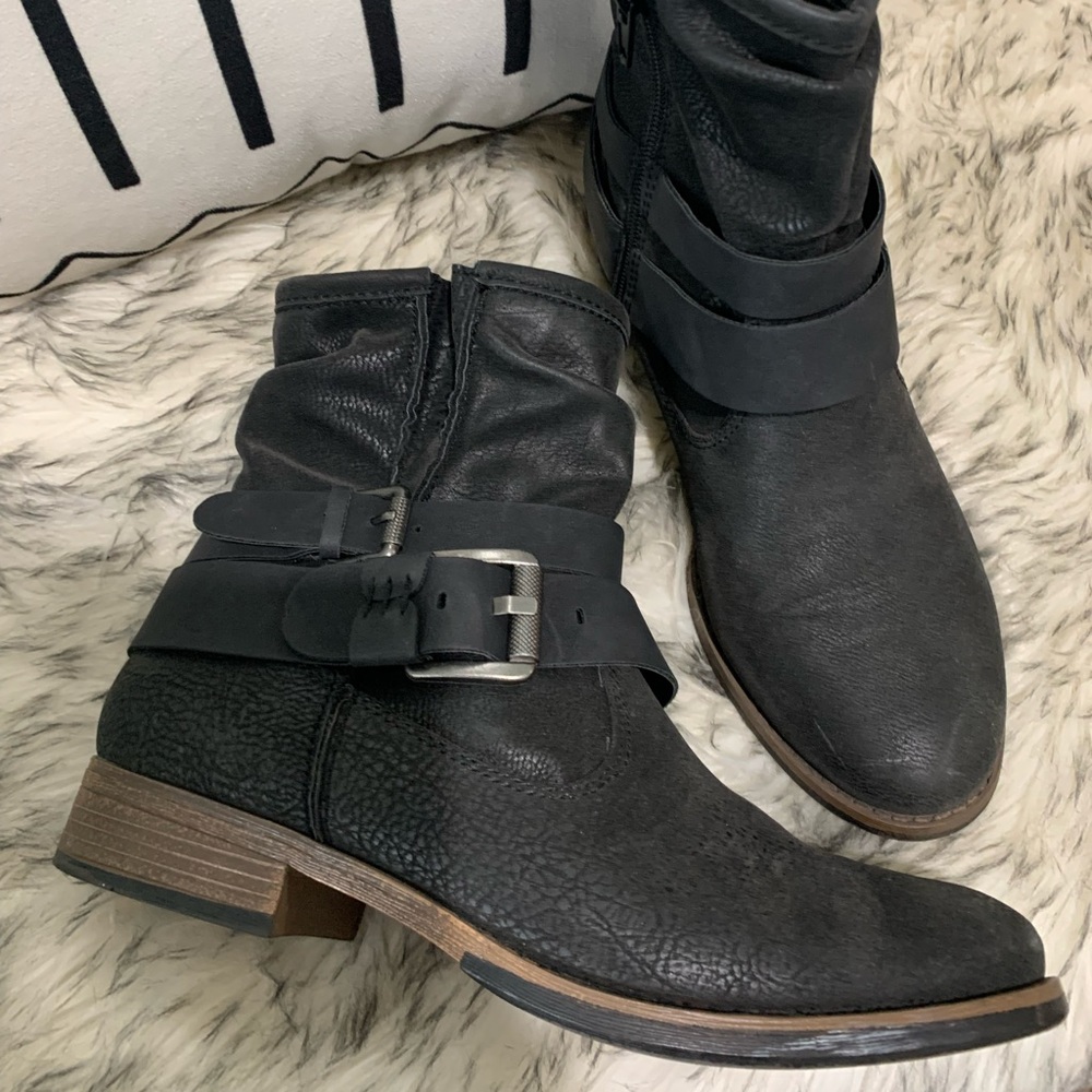 Black buckle boots. Womens 7